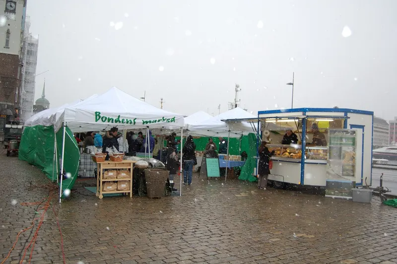 Stalls at Bondens marked in Bergen in 2009 — tents and crates of produce on the square.
