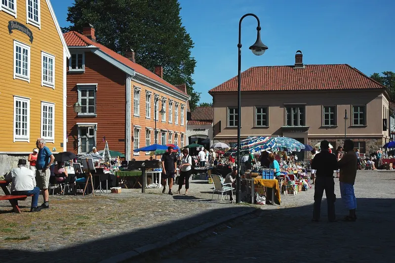 A flea market on Torvet in Gamlebyen, Fredrikstad, in 2006 — the same square Bondens marked is held on.
