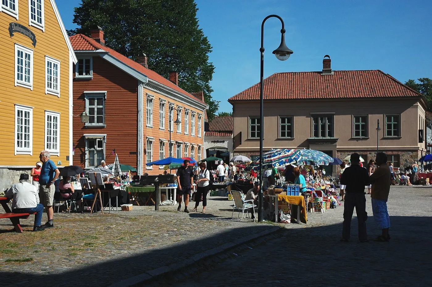 A flea market on Torvet in Gamlebyen, Fredrikstad, in 2006 — the same square Bondens marked is held on.