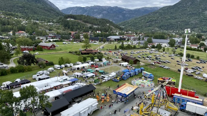 Overview of the Dyrsku'n fairground in Seljord, September 2022 — exhibition tents, stalls and rides in the valley
