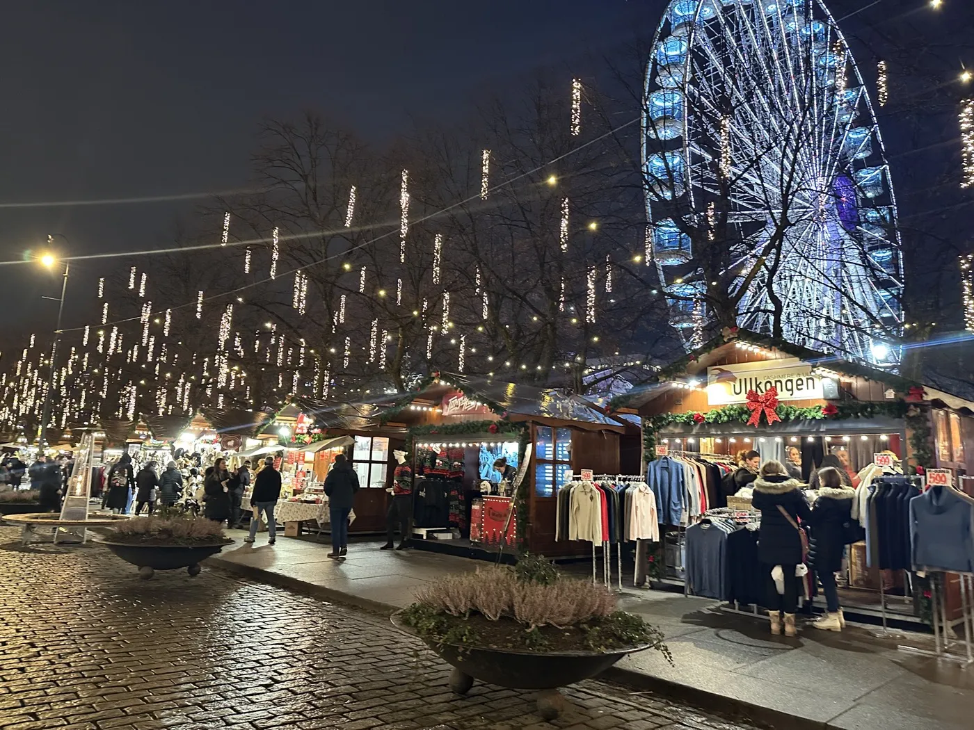 Christmas market stalls in Spikersuppa, Oslo, December 2024 — lit booths, shoppers and the Ferris wheel