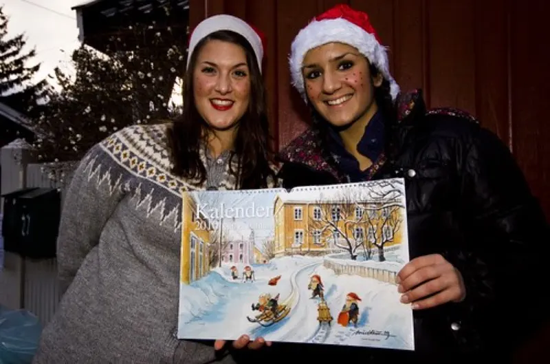 Visitors holding an advent calendar at the Christmas market in Øvrebyen, Kongsvinger.