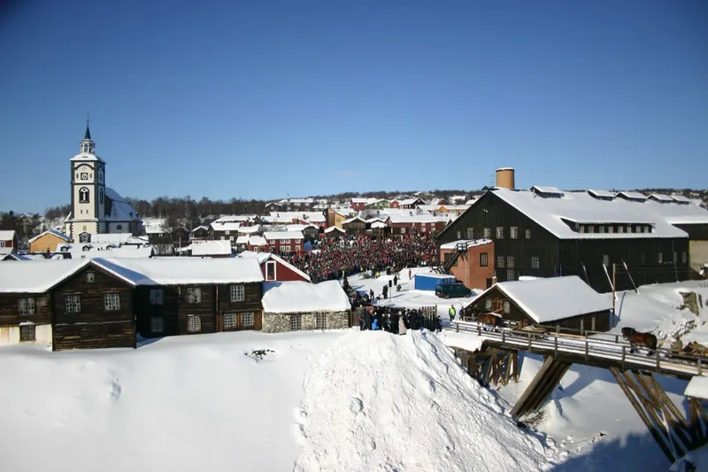 Opening day of Rørosmartnan, 20 February 2007 — crowds and horse-drawn sleds on Malmplassen, with the Røros church and mining town behind